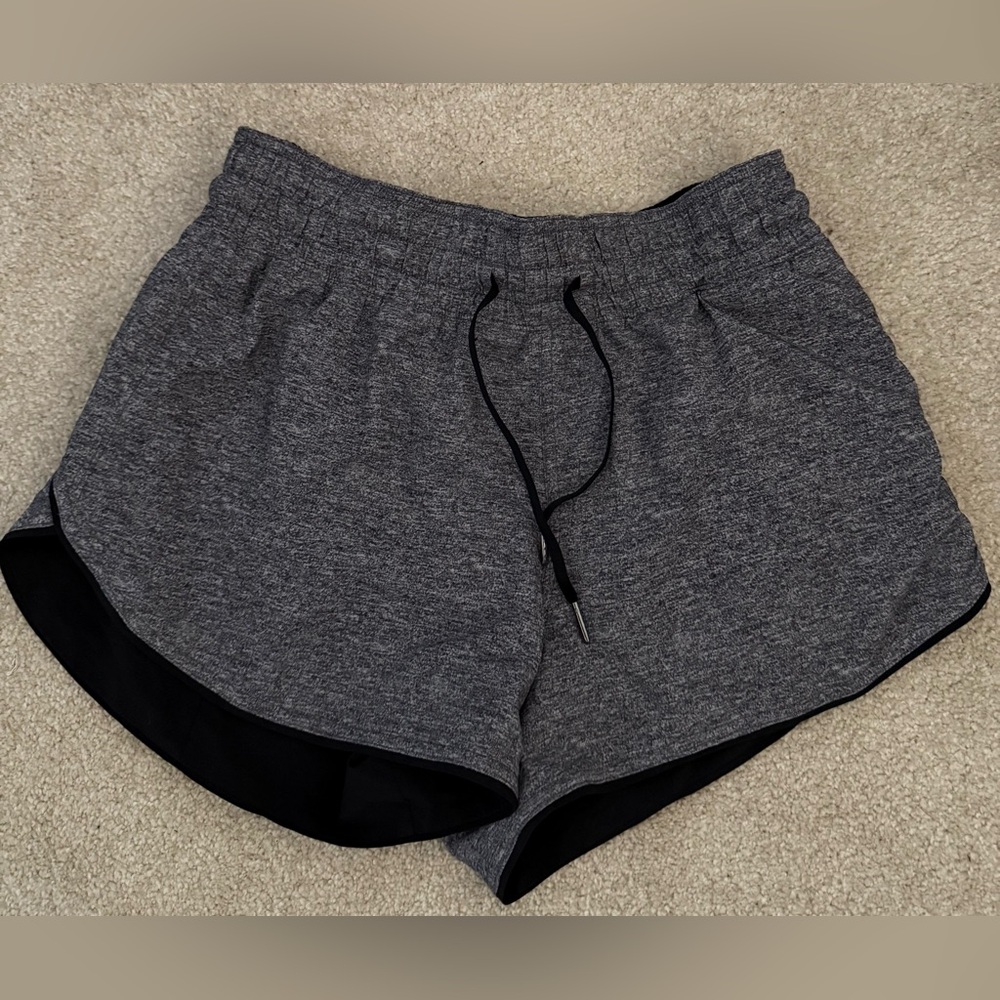 Lululemon ‘choose a side’ mid-rise reversible shorts in gray and black - size 6